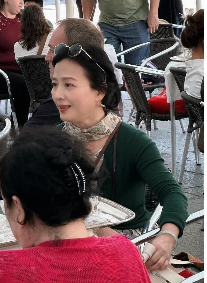 岁月不败美人！刘亦菲65岁母亲在意大利被偶遇，气质优雅颜值超高（组图） - 6