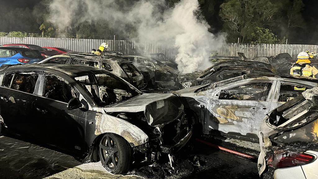 澳洲车场发生火灾！数十辆汽车烧成废铁，大批消防员到场灭火（组图） - 2