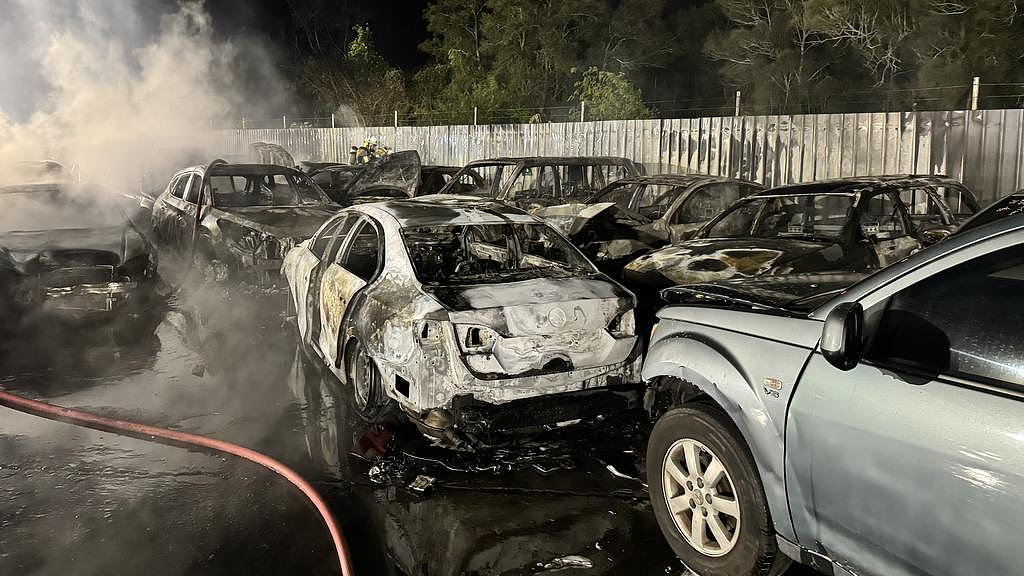 澳洲车场发生火灾！数十辆汽车烧成废铁，大批消防员到场灭火（组图） - 3