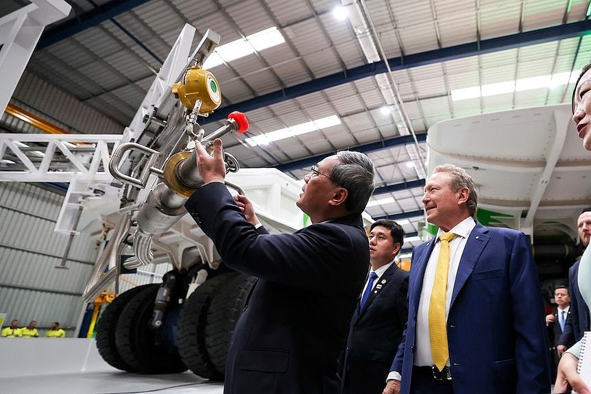 中国总理李强在澳大利亚访问的最后一站是参访FMG在珀斯的清洁能源研究设施。