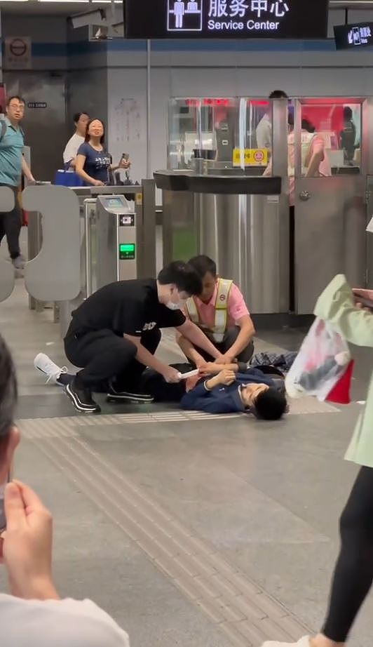 上海汉地铁持刀行兇致3伤！男子遇袭受伤倒闸口视频画面曝，疑犯已被捕...（视频/组图） - 6
