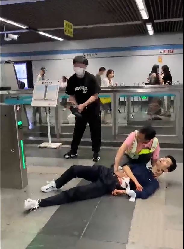 上海汉地铁持刀行兇致3伤！男子遇袭受伤倒闸口视频画面曝，疑犯已被捕...（视频/组图） - 5
