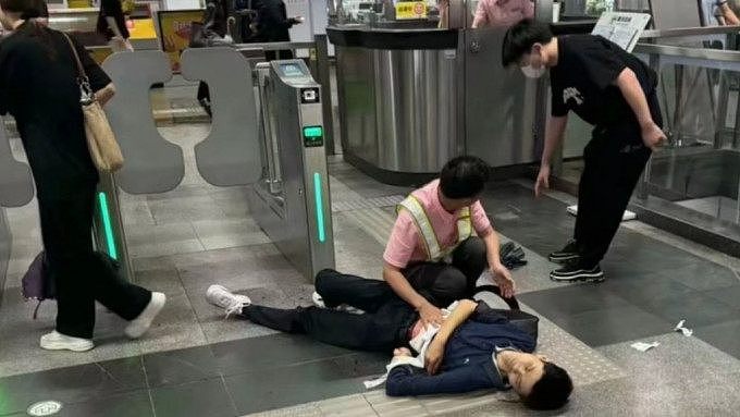 上海汉地铁持刀行兇致3伤！男子遇袭受伤倒闸口视频画面曝，疑犯已被捕...（视频/组图） - 1