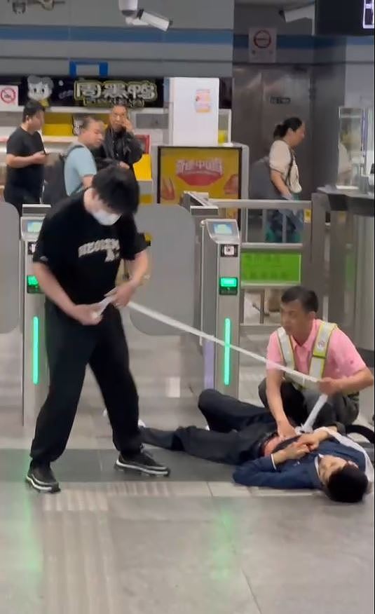 上海汉地铁持刀行兇致3伤！男子遇袭受伤倒闸口视频画面曝，疑犯已被捕...（视频/组图） - 7