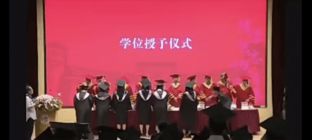 复旦大学毕业典礼，台湾学生挥拳打老师！视频网上疯传，本人回应，北大：不予录取（视频/组图） - 3