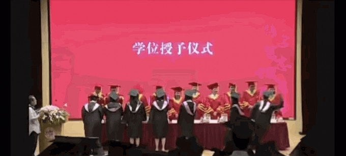 复旦大学毕业典礼，台湾学生挥拳打老师！视频网上疯传，本人回应，北大：不予录取（视频/组图） - 2