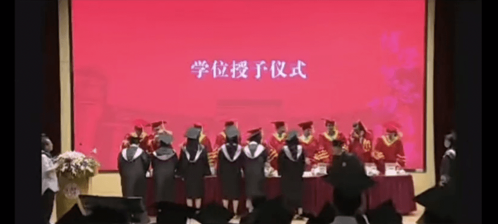 复旦大学毕业典礼，台湾学生挥拳打老师！视频网上疯传，本人回应，北大：不予录取（视频/组图） - 4