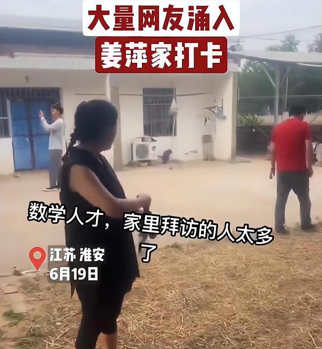 姜萍家的厨房门被踹了，屋内家具被拍，连鸡鸭也被网友追着录像（组图） - 4