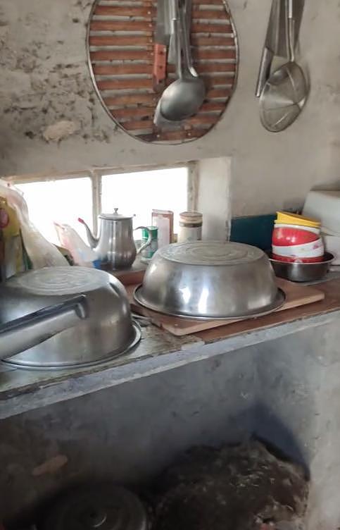 姜萍家的厨房门被踹了，屋内家具被拍，连鸡鸭也被网友追着录像（组图） - 18