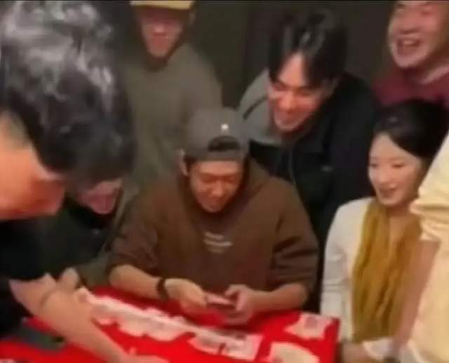 离谱！24岁女偶像参加涉毒男星生日聚会，直接坐在桌边陪着赌博（组图） - 10