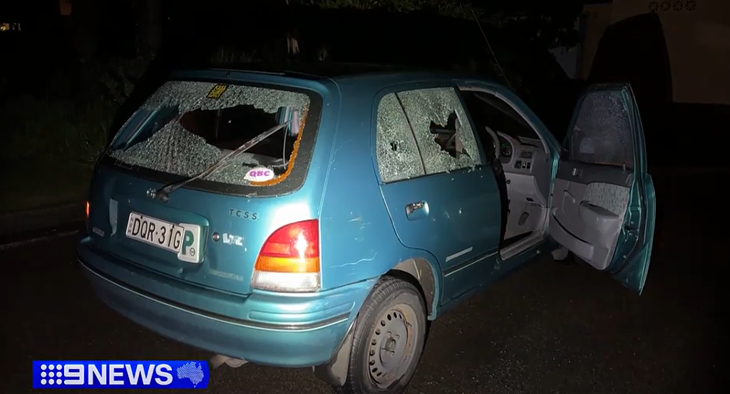 悉尼外卖小哥遭8人追车掷石头！车窗碎一地，附近民宅也遭殃（组图） - 3