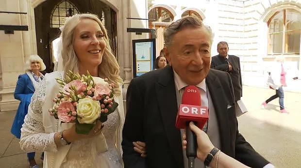 91岁奥地利富豪迎娶42岁新娘，蜜月中上了救护车，自称健身伤了背（组图） - 1