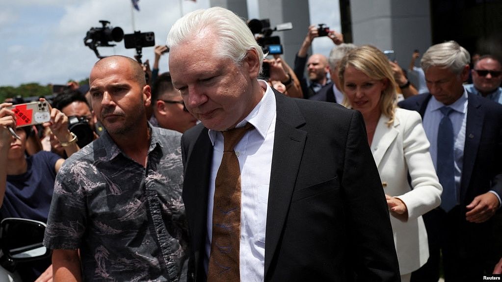 维基解密创始人朱利安·阿桑奇(Julian Assange)与他的律师巴里-波拉克(Barry Pollack)和詹妮弗·罗宾逊(Jennifer Robinson)在听证会后从位于塞班岛的美国地区法院外走出。（2024年6月26日）