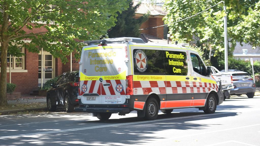 悉尼卡车突然失控，连撞十余辆汽车后冲入校园！至少4人受伤（图） - 2