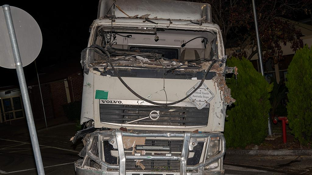 视频曝光！悉尼卡车连撞19车后冲入校园，致10余人受伤！司机被控持有毒品（视频/组图） - 3