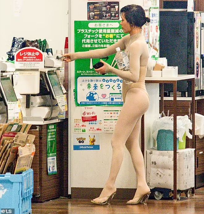坎耶29岁娇妻再游日本东京，一身肉色衣太抢镜，卡戴珊大女儿也在（组图） - 1