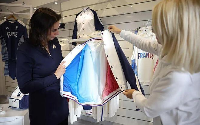 奥运还没开始，赞助商大公鸡濒临破产！15万件法国队服被放鸽子，运动员恐裸奔上场（组图） - 3