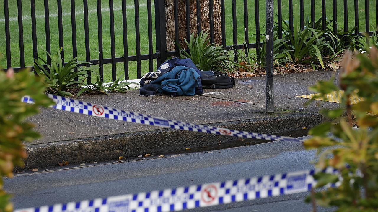 照片中是人行道上的衣物，可能与悉尼大学坎珀当校区发生的疑似刺伤事件有关。图片：理查德·多布森