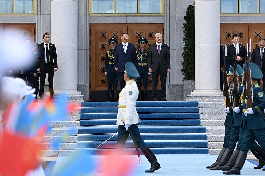 中国国家主席习近平对哈萨克斯坦进行国事访问，受到该国总统托卡耶夫的欢迎。