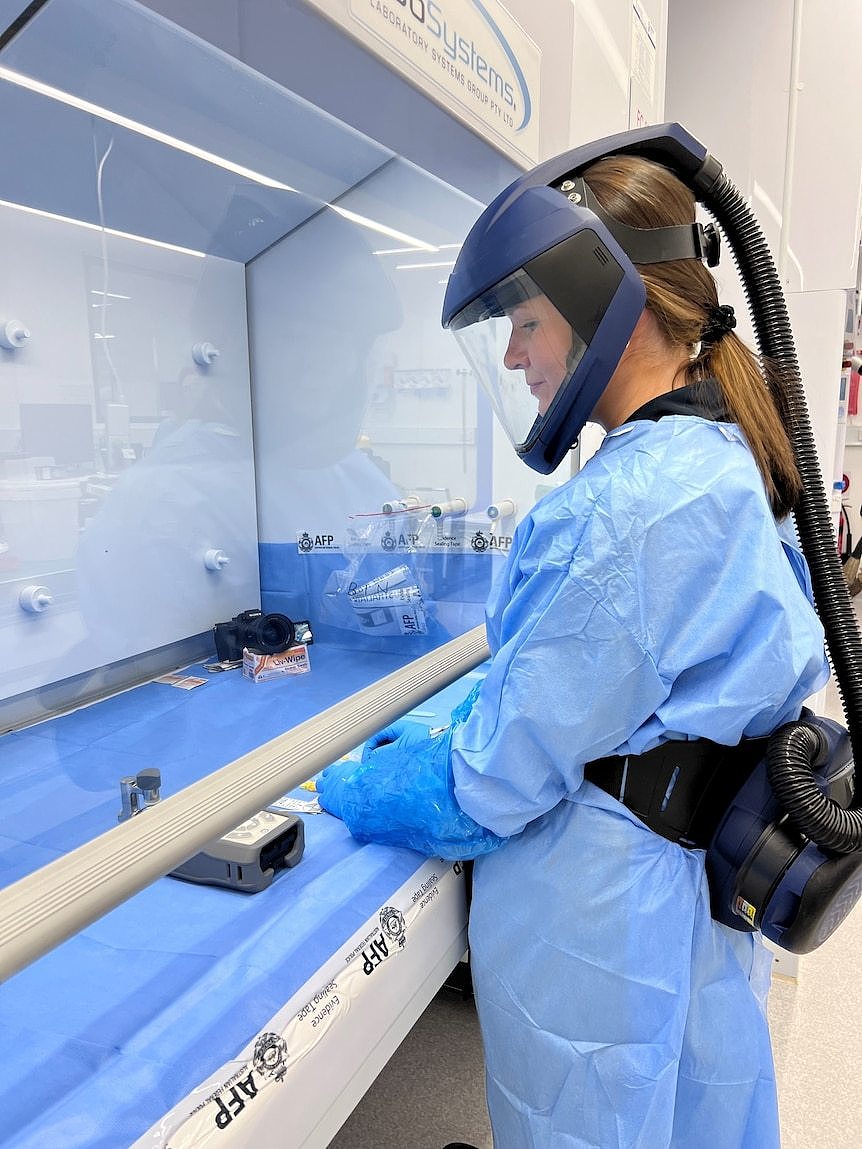 实验室内一名身穿防护服的女子。