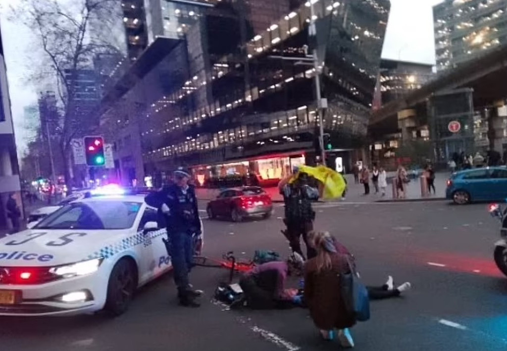 悉尼CBD发生车祸！女骑手被撞倒在地，附近区域被封锁（组图） - 3