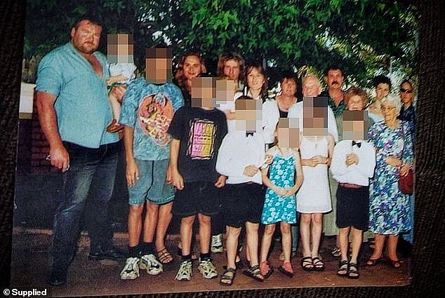 这位六个孩子的父亲和十个孩子的祖父自 12 岁起就住在澳大利亚，他说他与英国没有任何联系，也没有想过申请澳大利亚公民身份。左边是 Pokrywka 与家人的合影