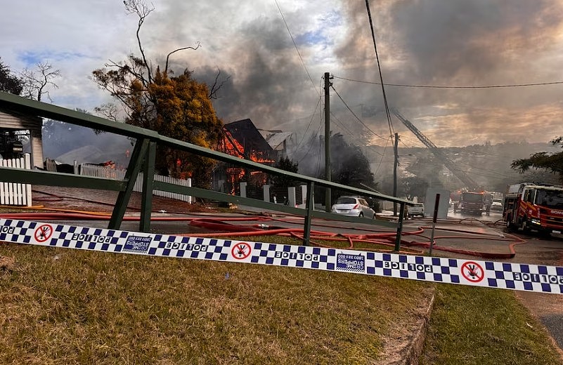 澳洲多栋民宅突发大火！2栋被烧毁，1人严重烧伤，附近区域被迫断电（图） - 4