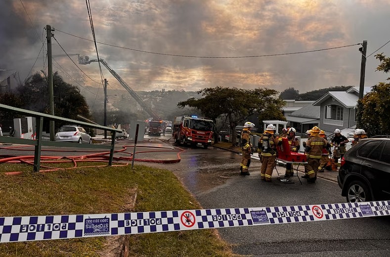澳洲多栋民宅突发大火！2栋被烧毁，1人严重烧伤，附近区域被迫断电（图） - 3