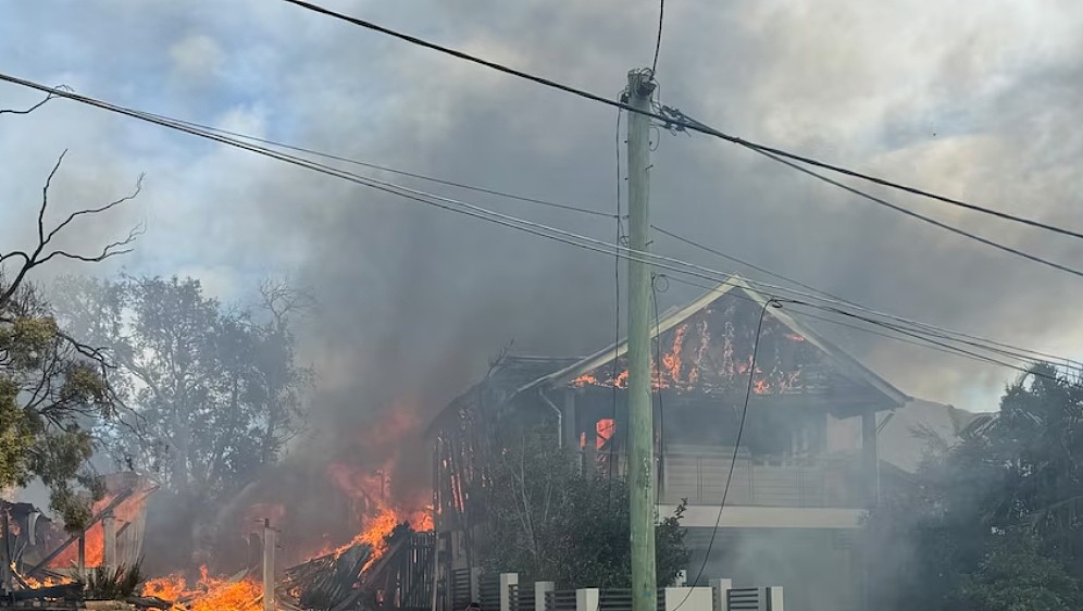 澳洲多栋民宅突发大火！2栋被烧毁，1人严重烧伤，附近区域被迫断电（图） - 2