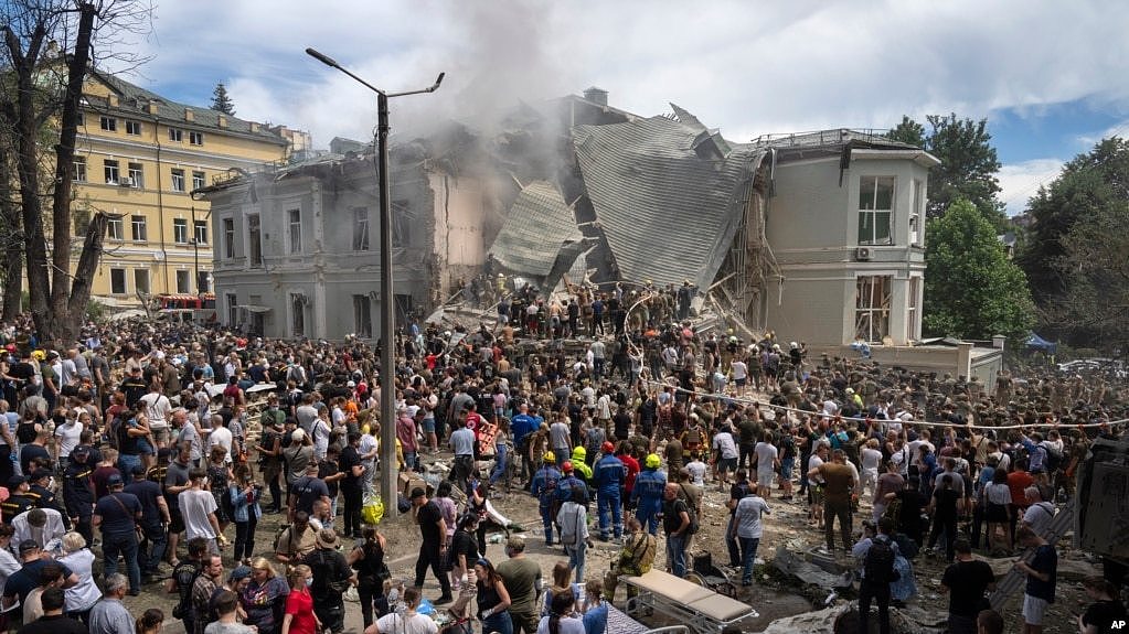 俄罗斯导弹炸毁了乌克兰首都基辅的一家主要的儿童医院，救援人员和志愿者在搜寻罹难者和幸存者。（2024年7月8日）
