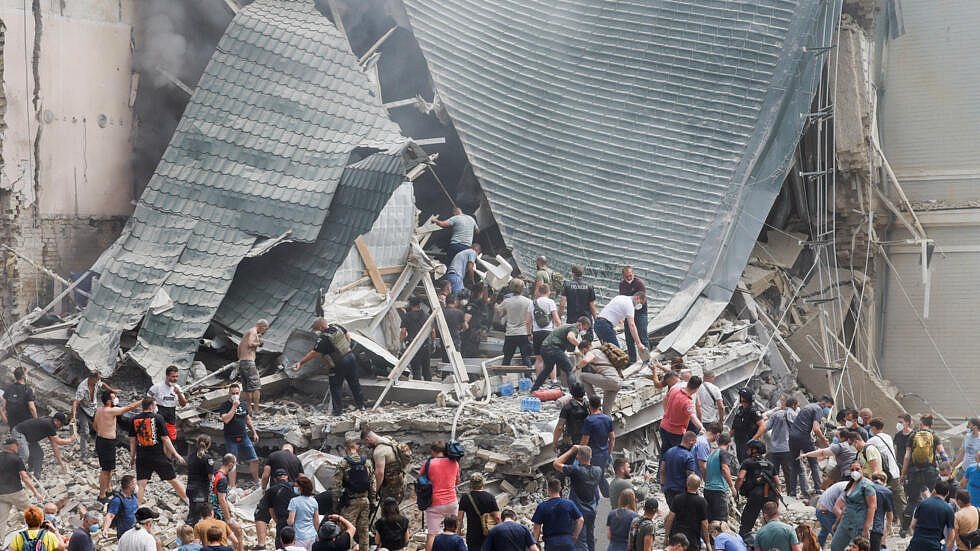 Les secours s'affèrent pour tenter de trouver des victimes coincées sous les décombres, après le bombardement d'un hôpital pour enfants causé par des missiles russes, à Kiev, le 8 juillet 2024.
