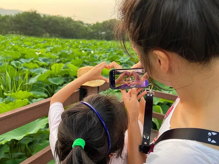 汤唯一家三口游西湖庆结婚10周年，韩国老公和女儿默契配合超有爱 - 5