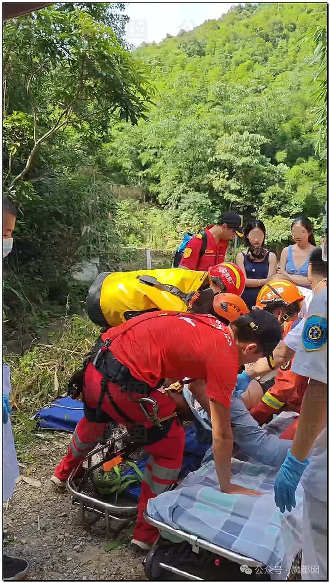 震撼！情侣乘坐网约车时，女生低头为男生口交，引发网络热议（组图） - 11