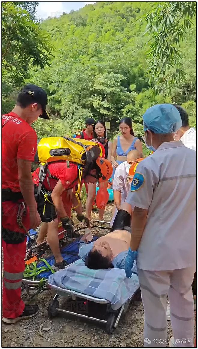 震撼！情侣乘坐网约车时，女生低头为男生口交，引发网络热议（组图） - 12