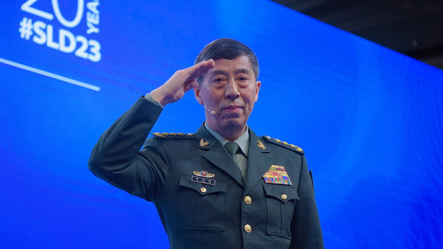 李尚福：Chinese Defence Minister Li Shangfu salutes as he takes the podium to speak at the IISS Shangri-La Dialogue in Singapore June 4, 2023. （Reuters）