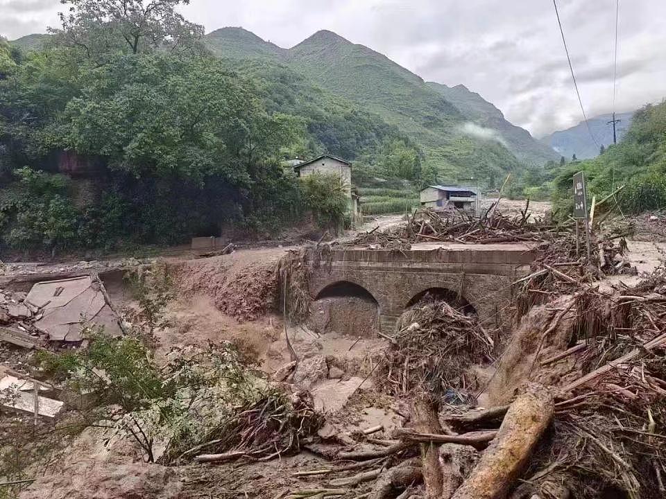 四川汉源暴雨致30余人失联！雅安山洪爆发，十余户村民全家在睡梦中被洪水冲走（视频/组图） - 4