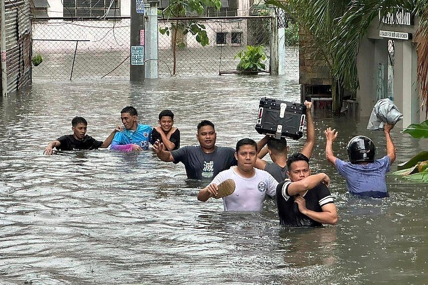 台风带来的豪雨在菲律宾造成很多地区的水灾和泥石流。