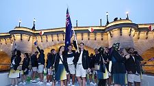 巴黎奥运开幕式突降暴雨，澳洲队服“变色”被吐槽