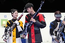 17岁黄雨婷和19岁盛李豪击败韩国组合，摘下巴黎奥运会首金！他们被网友称为“一条姐”和“干饭哥”（组图）