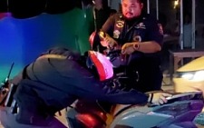 2中国游客在泰遭摩托车撞击，肇事方却直接躺地上呼呼大睡（组图）