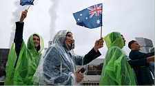 澳洲运动员淋雨近5小时，巴黎奥运会开幕遭吐槽！网友忧：上万人恐感冒（组图）