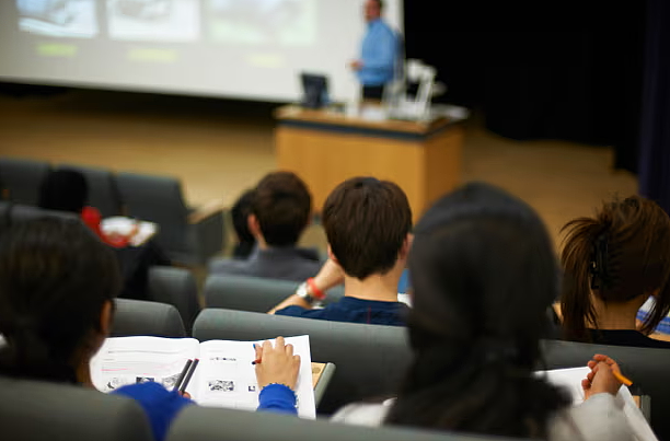 英语一窍不通也能顺利毕业？！学者曝光澳高校乱象：过度依赖国际学生，AI论文屡见不鲜（组图） - 2