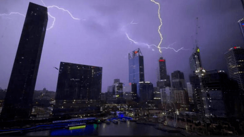 珀斯下午将迎雷暴天气，狂风暴雨即将来袭，居民注意防范（图） - 2