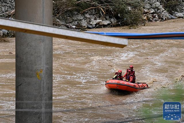 陕西柞水一公路桥梁垮塌事件：已确认38人遇难，坠河车辆25辆，失联24人（视频/组图） - 5