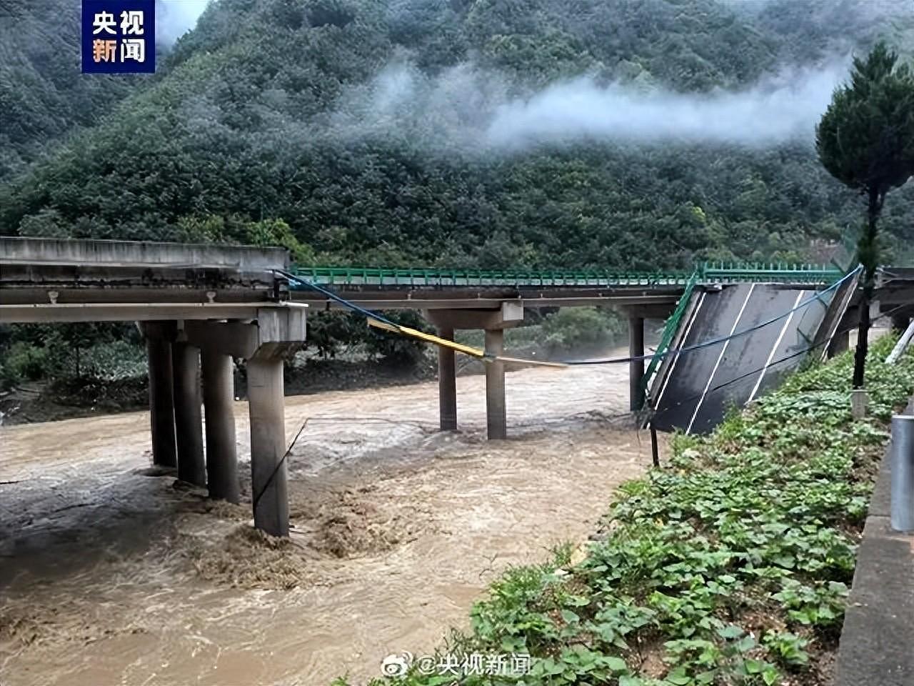 陕西柞水一公路桥梁垮塌事件：已确认38人遇难，坠河车辆25辆，失联24人（视频/组图） - 3