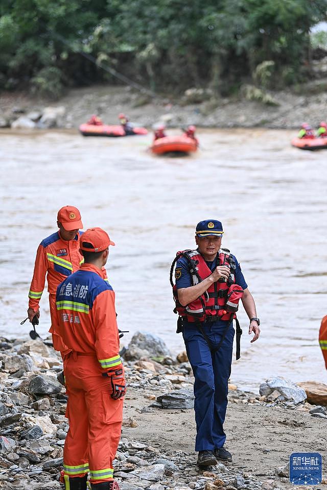 陕西柞水一公路桥梁垮塌事件：已确认38人遇难，坠河车辆25辆，失联24人（视频/组图） - 4