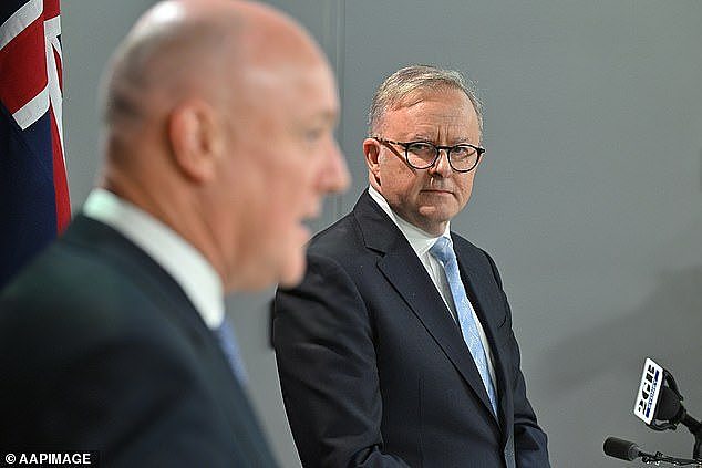 安东尼·阿尔巴尼斯 (Anthony Albanese) 对新西兰总理克里斯·卢克森 (Chris Luxon) 对澳大利亚人的言语讽刺不以为然。