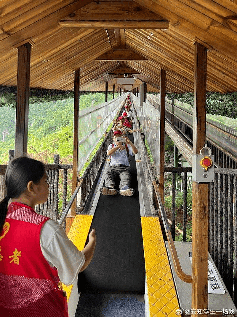 广西德天瀑布风景区内的「飞天魔毯」10日发生重大事故。图为早前游客乘坐示意图。 (...