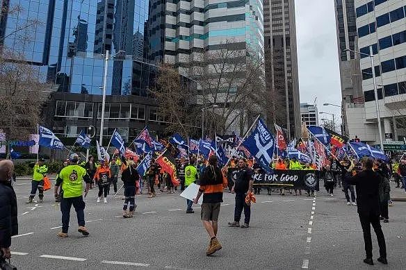 珀斯CBD爆大规模抗议游行，1000人涌上街头，造成交通停滞！澳洲恐要迎来一场恶战......(组图) - 5