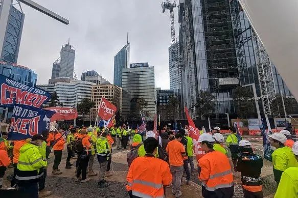 珀斯CBD爆大规模抗议游行，1000人涌上街头，造成交通停滞！澳洲恐要迎来一场恶战......(组图) - 6